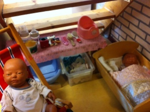 Kinderkamer, volledig toegerust, met jongens en meisjesbaby.